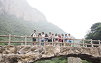 支教團一行十二人跟隨申國村村長到雲台山一日遊（照片由羅珮鏇同學提供）